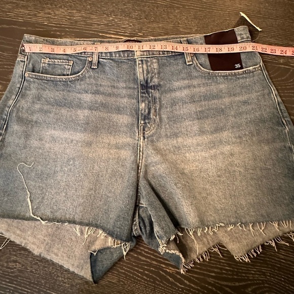 BANANA Republic Mid Rise, Light Wash Denim Shorts with Frayed Hem, Size 20. - Picture 4 of 10